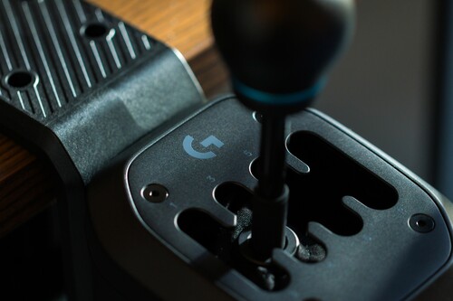 Logitech G RS H-Shifter se muestra con abrazadera de mesa