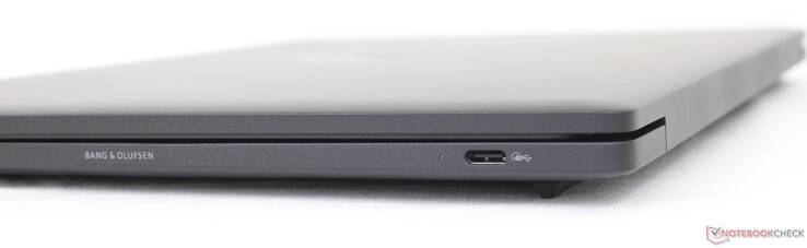 Derecha: USB-C 4 con Thunderbolt 3 + Power Delivery + DisplayPort 1.4 (40 Gbps)