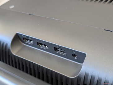 ... mientras que los puertos HDMI, audio y USB están en la parte del proyector ajustable