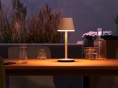 La lámpara de mesa portátil Philips Hue Go tiene hasta 370 lúmenes de brillo. (Fuente de la imagen: Signify )