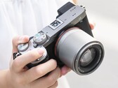 El asequible objetivo con enfoque automático TTArtisan 50 mm f/1.8 Neo ya está disponible en dos nuevos colores.