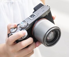 El asequible objetivo con enfoque automático TTArtisan 50 mm f/1.8 Neo ya está disponible en dos nuevos colores.