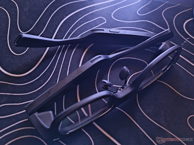 Altavoces y micrófonos en la parte inferior de ambas patillas