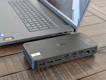 Parte trasera de la estación de acoplamiento que muestra los puertos disponibles, incluido el soporte para múltiples pantallas externas de hasta cuatro monitores 4K de 120 Hz