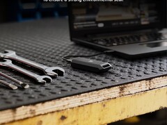 EX400U Survivor: La nueva SSD es rápida (Fuente de la imagen: Corsair)