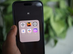 Teléfono inteligente que muestra una carpeta de aplicaciones llamada AI con ChatGPT, Mistral AI, Claude, Gemini, Copilot y Poe