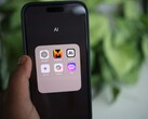 Teléfono inteligente que muestra una carpeta de aplicaciones llamada AI con ChatGPT, Mistral AI, Claude, Gemini, Copilot y Poe
