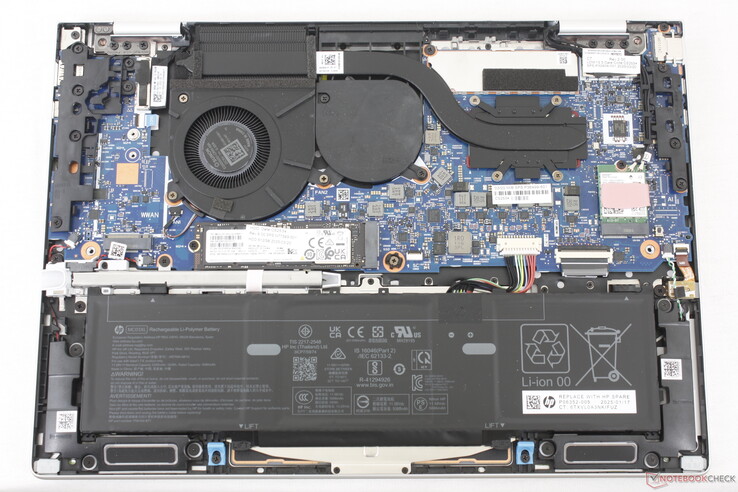 EliteBook 8 Flip G1i 13 mostrando una ranura para SSD M.2 2280, módulo WLAN extraíble y ranura WAN opcional. La RAM está soldada