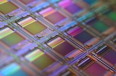 Macrofotografía de una oblea de silicio: estructuras como éstas sustentan los diseños de chips utilizados en la computación neuromórfica y en memoria (Fuente de la imagen: Laura Ockel vía Unsplash)