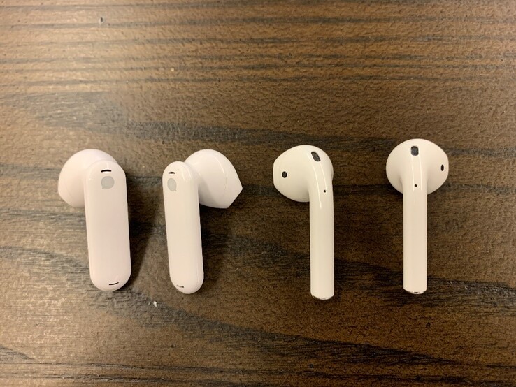 Auriculares TimeKettle (izquierda) frente a Apple Airpods (derecha)