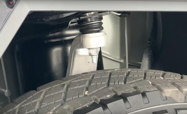 El brazo de control superior delantero de este Tesla Cybertruck de exposición sigue teniendo el mismo diseño de acero prensado que la versión que falló durante una reciente prueba todoterreno. (Fuente de la imagen: captura de pantalla, Tailosive EV en YouTube)