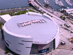 La valla publicitaria del estadio de los Miami Heat con el mensaje «Bienvenidos a Vice City» de GTA VI que se muestra en la imagen