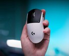 Ratón para juegos Logitech G Pro X2 Superstrike en una mano sobre fondo azul