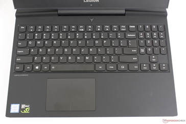 Disposición de teclado idéntica a la de la Legion Y530 pero con un clickpad más grande