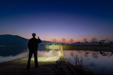 La Olight Baton 4 Pro tiene un alcance de 200 m, y la Baton Ultra, de 300 m.