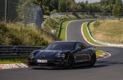 El prototipo del Porsche Taycan visto en el circuito de Nürburgring (Fuente de la imagen: Porsche)