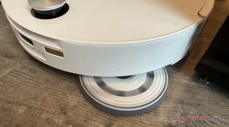 El estándar absoluto hoy en día: La Qrevo Curv 2 Pro extiende una de sus dos mopas para fregar sin borde