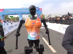 En Pekín, robots humanoides participaron por primera vez en una media maratón a modo de prueba. (Fuente de la imagen: YouTube / CGTN)