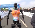 En Pekín, robots humanoides participaron por primera vez en una media maratón a modo de prueba. (Fuente de la imagen: YouTube / CGTN)