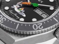 Primer plano de la esfera negra del Timex Looney Tunes x M79 Automatic, donde Bugs Bunny aparece descansando en la mitad inferior y un segundero con forma de zanahoria en el centro.