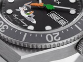 Primer plano de la esfera negra del Timex Looney Tunes x M79 Automatic, donde Bugs Bunny aparece descansando en la mitad inferior y un segundero con forma de zanahoria en el centro.