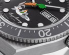 Primer plano de la esfera negra del Timex Looney Tunes x M79 Automatic, donde Bugs Bunny aparece descansando en la mitad inferior y un segundero con forma de zanahoria en el centro.