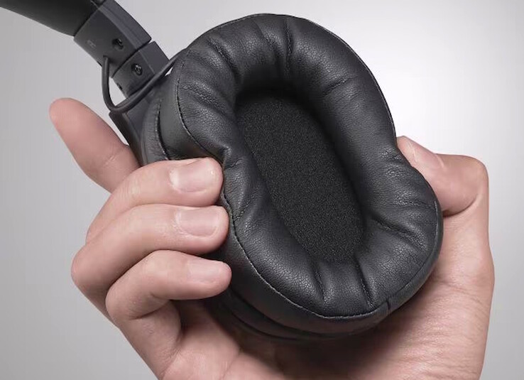 Los auriculares Yamaha YH-L500A utilizan almohadillas blandas para un uso cómodo. (Fuente de la imagen: Yamaha)