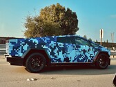 La última envoltura de Cybertruck es de un azul electrizante que ha despertado el interés por las envolturas de fábrica. (Fuente de la imagen: @kjoule11 en X)