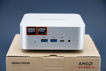 Minisforum AI X1 - Conexiones en el panel frontal