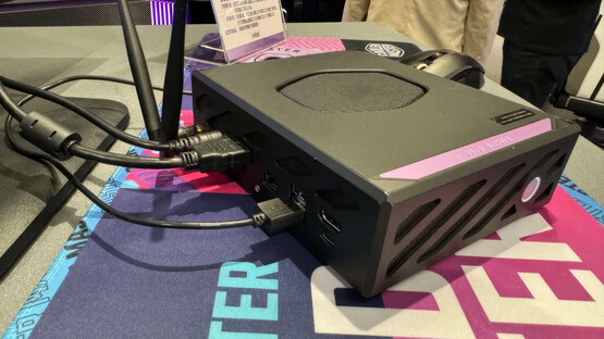 La Cooler Master Mini-X cuenta con una amplia gama de puertos, pero carece de conector OCuLink. (Fuente: VideoCardz vía Cowcotland)