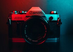 Se prevé que la Canon EOS R8 Mark II presente un diseño inspirado en la Canon AE-1.