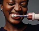 El primer cepillo de dientes eléctrico de Dyson limpia entre los dientes utilizando enjuague bucal.