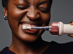 El primer cepillo de dientes eléctrico de Dyson limpia entre los dientes utilizando enjuague bucal.