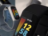 La Fitbit Charge 5 debería venir en una selección de colores de correa negra, azul y rosa. (Fuente de la imagen: Fitbit - editado)