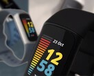 La Fitbit Charge 5 debería venir en una selección de colores de correa negra, azul y rosa. (Fuente de la imagen: Fitbit - editado)