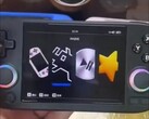 Parece que Anbernic planea lanzar pronto otro dispositivo portátil para juegos de 4 pulgadas. (Fuente de la imagen: BiliBili)