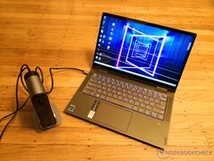 El muelle de la base conectada al Lenovo Yoga 7i con Thunderbolt 4