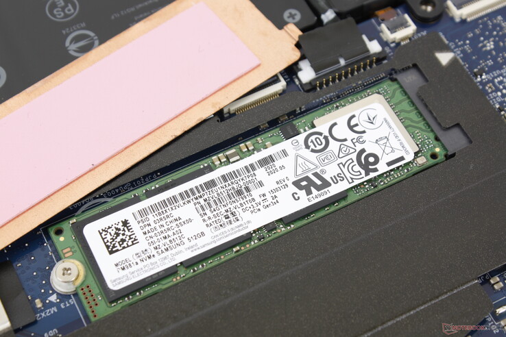 El SSD M.2 viene con un dispersor de calor de cobre. No hay opciones internas secundarias