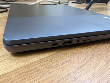 Izquierda: USB-C 3.2 Gen. 2 + DisplayPort + Power Delivery, USB-C 3.2 Gen. 2, auriculares de 3,5 mm, lector MicroSD