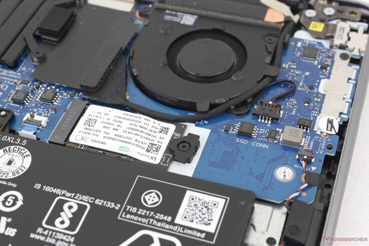 El modelo admite unidades SSD NVMe PCIe4 x4 de 80 mm. Sin embargo, las SKU pueden enviarse con una unidad más pequeña de 42 mm
