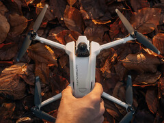 El Antigravity A1 también cuenta con un tren de aterrizaje retráctil para evitar que la lente inferior de su cámara se raye. (Fuente de la imagen: Antigravity)