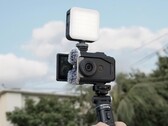 SmallRig convierte la Canon PowerShot V10 en un pequeño y potente dispositivo de vlogging. (Fuente de la imagen: SmallRig)