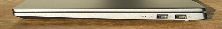 Derecha: 2x USB-A 3.2 Gen.1 (5 Gbit/s)
