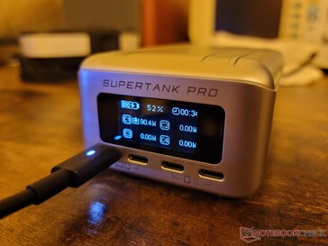 Recargando nuestro Zendure PowerTank Pro a 90 W. La carga se ralentiza a 50 W al 70 por ciento de la carga y luego a 27 W al 80 por ciento de la carga o más, al igual que con otras baterías de iones de litio