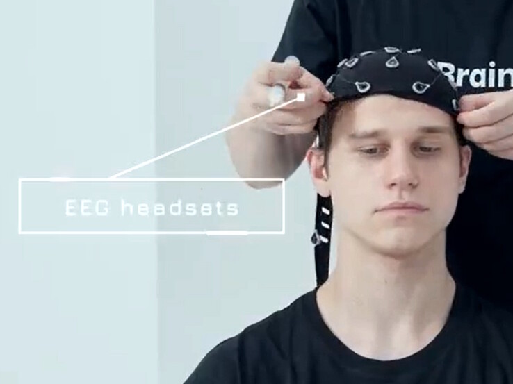 Un casco cerebral lee las señales eléctricas de los pensamientos para controlar robots de forma remota.