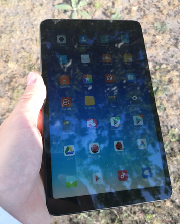 Uso de la Xiaomi Mi Pad 4 (LTE) en el exterior bajo el sol