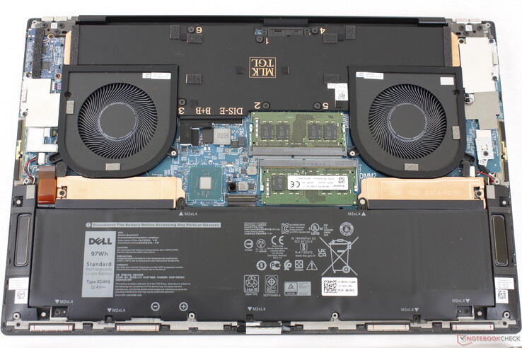 XPS 17 9710 para comparar. Dell ha hecho cambios en la posición de algunos módulos en la placa base, pero la solución de refrigeración sigue siendo esencialmente la misma