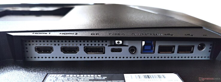 De izquierda a derecha: 2x HDMI 2.0, DisplayPort 1.4a, USB Type-C DP, toma de auriculares, USB Type-B Upstream, 2x USB 2.0 Type-A, DC-in