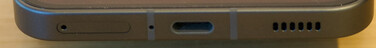 Parte inferior: Ranura SIM, puerto USB-C, altavoz