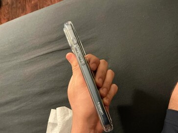 Funda transparente Spigen. (Fuente de la imagen: u/ChakiWRLD)